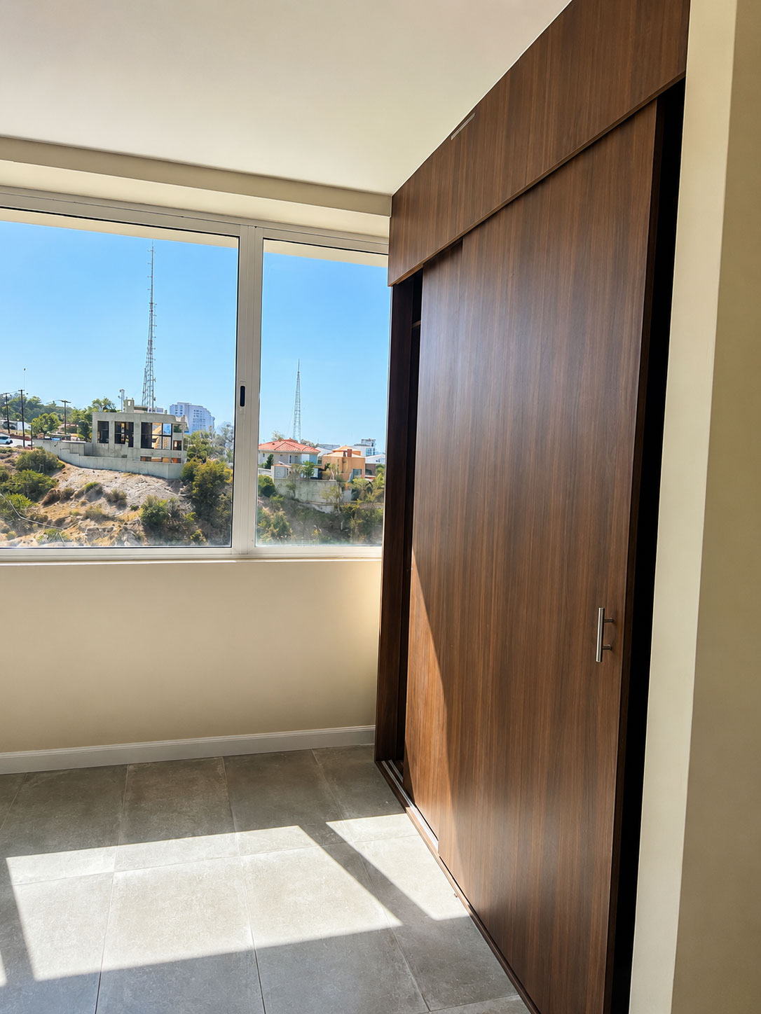 Closet-minimalista-con-vista-panorámica
