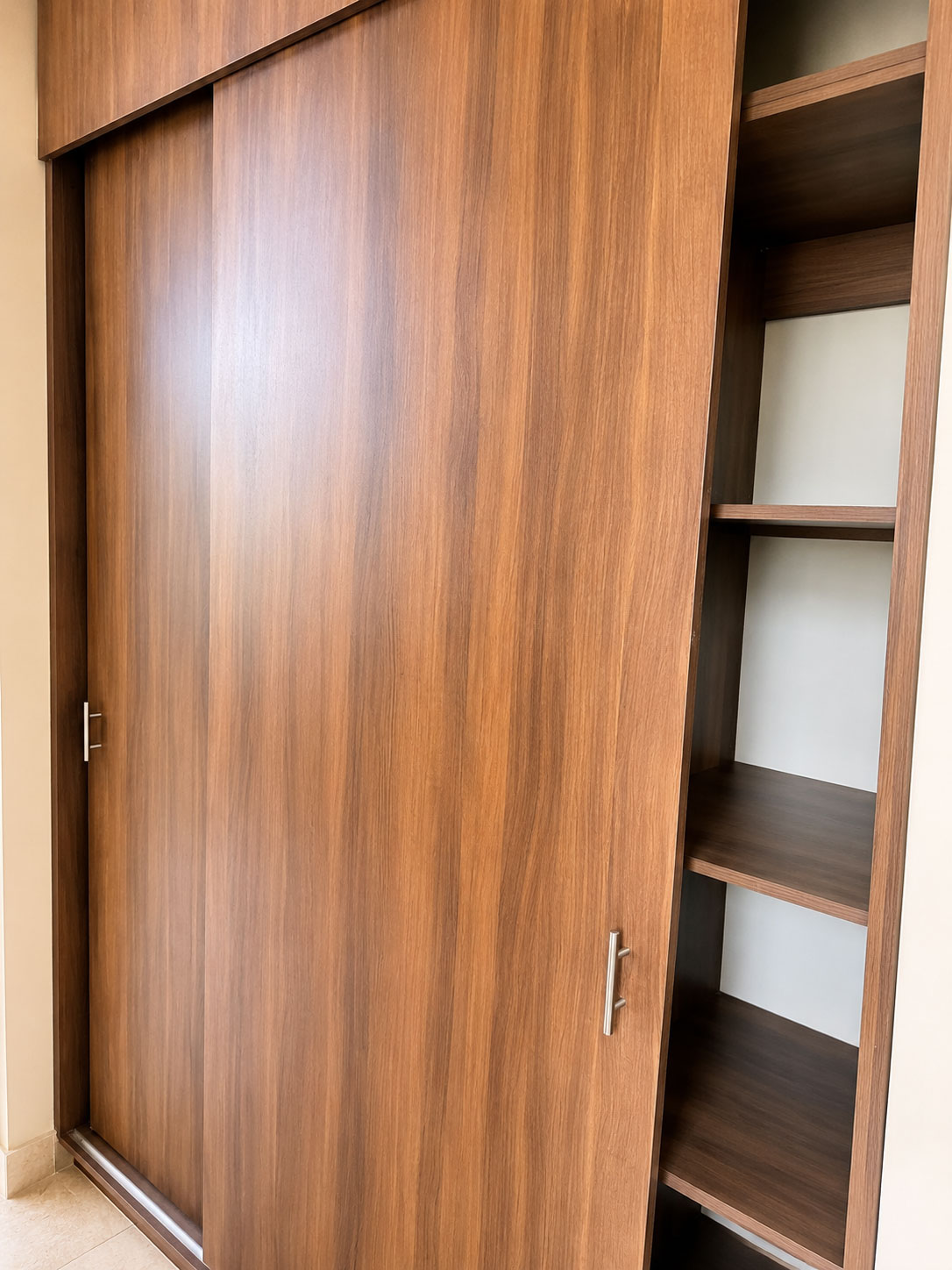 Interiores-minimalistas-de-un-armario-elegante