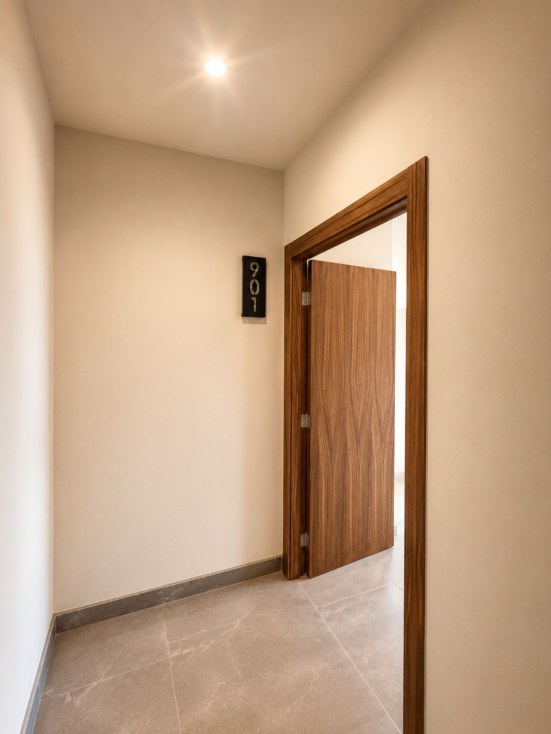 Pasillo-moderno-con-puerta-abierta